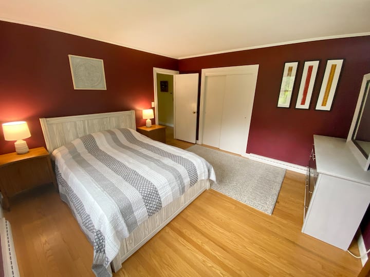 Hlavné poschodie „Aubergine Bedroom“ s manželskou posteľou Queen a stredne tvrdým matracom.