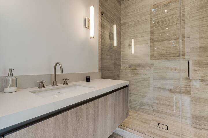 Modern, Resort-Style Home in West Hollywood gallery image 5