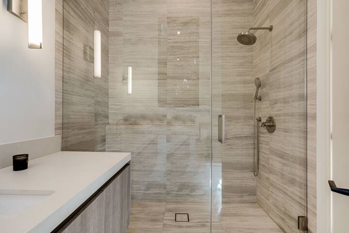 Modern, Resort-Style Home in West Hollywood gallery image 4