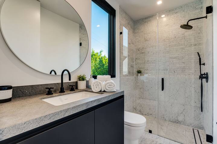 Modern, Resort-Style Home in West Hollywood gallery image 2