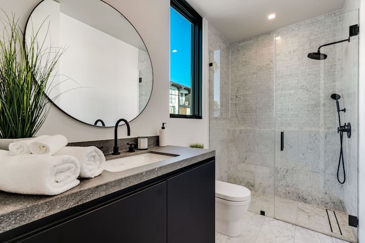 Modern, Resort-Style Home in West Hollywood gallery image 3