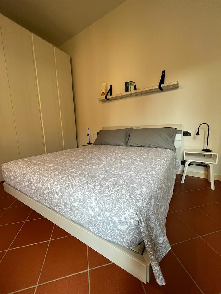 Camera da letto con ampio armadio e specchio