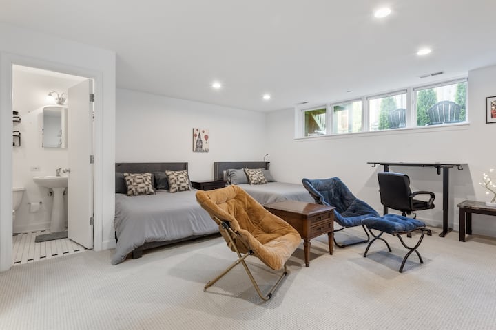 Две двойни легла и баня в мазето.  Прозорците осигуряват много естествена светлина, но има затъмнени щори за спане.  (Моля, обърнете внимание: мазето няма врата, но е отделено от всичко останало по стълбище и коридор.) 