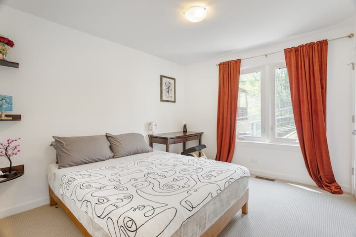 Друга спалня на горния етаж разполага с двойно легло, бюро, ергономичен стол и достатъчно място в гардероба.   (Всичките 3 спални имат работно място.) 