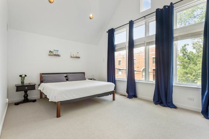 Основна спалня с двойно легло и таван на катедралата.  Всички матраци в къщата са нови и твърди, с хладна гел подложка.