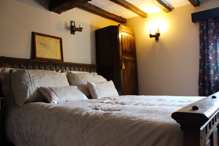 Спална соба 1
Луксузна двокреветна соба на долниот кат со директен пристап до неодамна реновиран туш и тоалет на долниот кат. Совршена ако скалите не се за вас! 