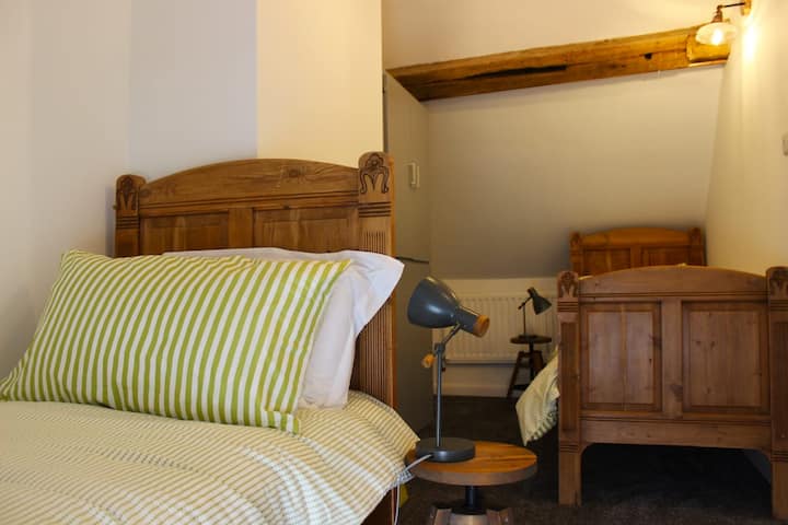 Спална соба 5,
два француски антички единечни кревета,во соба со греди полна со карактер. Собата се граничи со двокреветната спална соба 4, така што е совршена за семејна соба или за детско крило! 