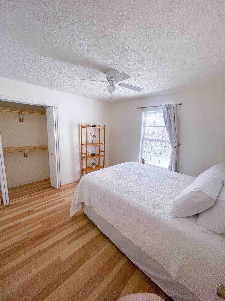 غرفة نوم رئيسية كاملة بسرير كبير وخزانة ملابس كبيرة وخزانة ملابس كبيرة