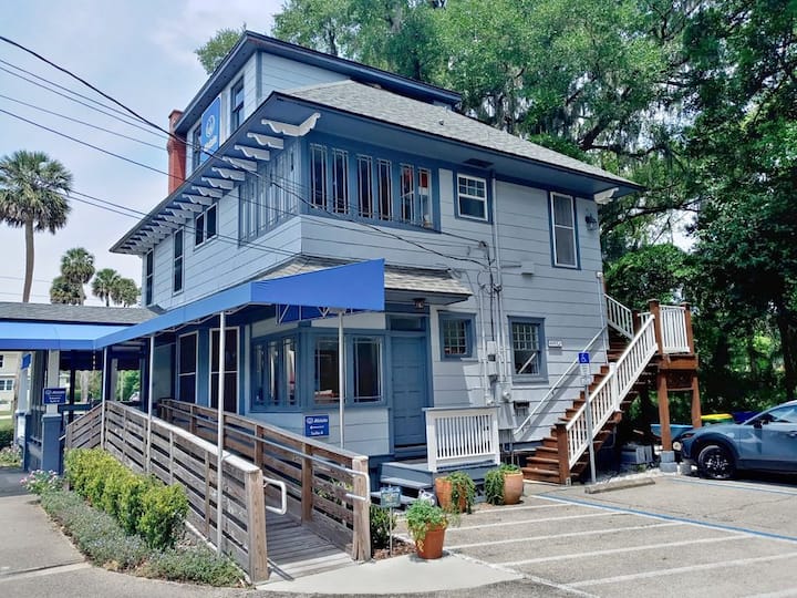 Sarah's Place in Historic Downtown DeLand Apartments for Rent in