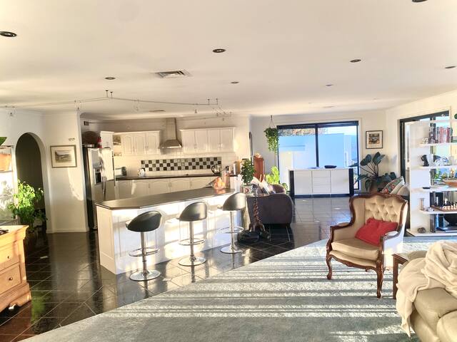 Commodious City Condo:Cosy, Comfy, Congenial