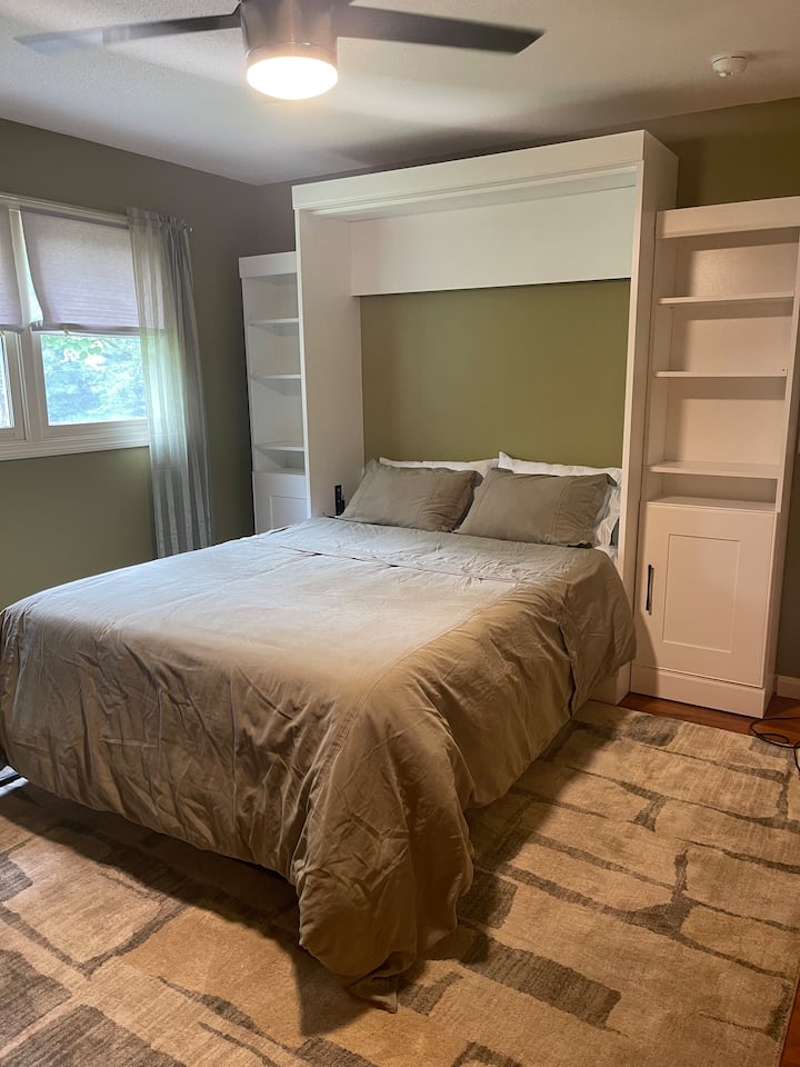 El dormitorio 3 es una cama Murphy Queen con colchón súper cómodo.