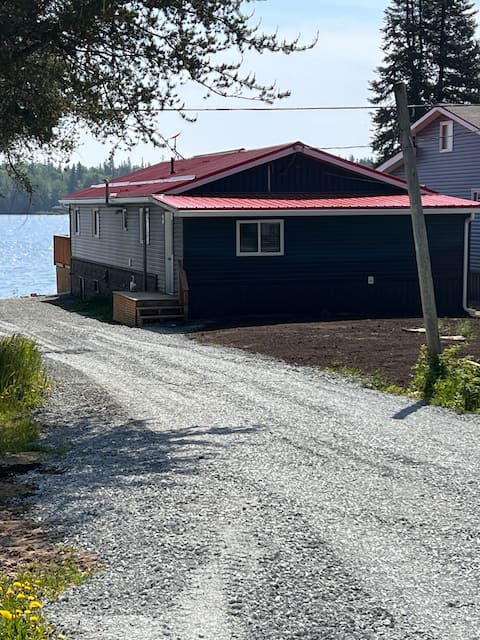 Cozy lakeside cottage on Sesekinika Lake