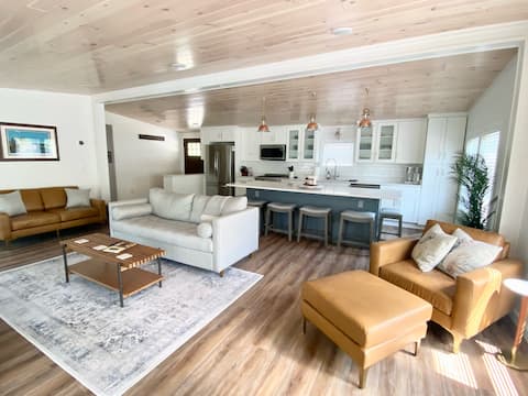 Top Airbnb: Waterfront Cottage in Alex Bay w/ Hot Tub & Dock! in Alexandria Bay