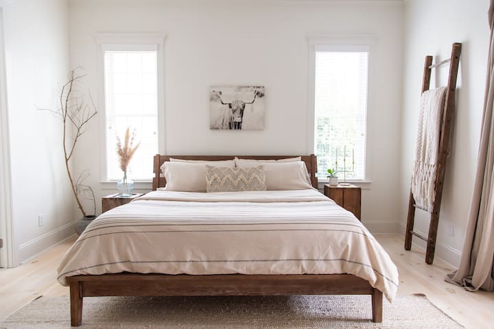 Hlavná spálňa s vlastnou kúpeľňou, pohodlnou posteľou King a luxusnou vaňou na nohách s pazúrmi. Francúzske dvere vedú na tienenú verandu s výhľadom na záhradu.