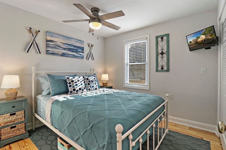 Main bedroom with Queen Bed and Nautical themed