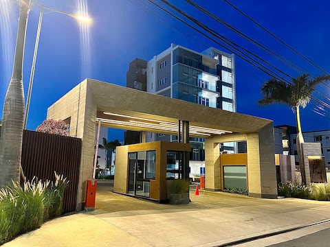 Luxury Apartment with Pool/Gym/Centrally located!