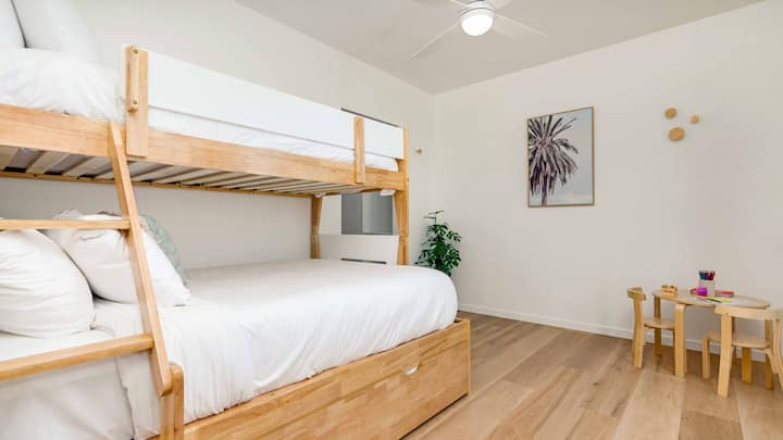 Double bunk room with moveable trundle 