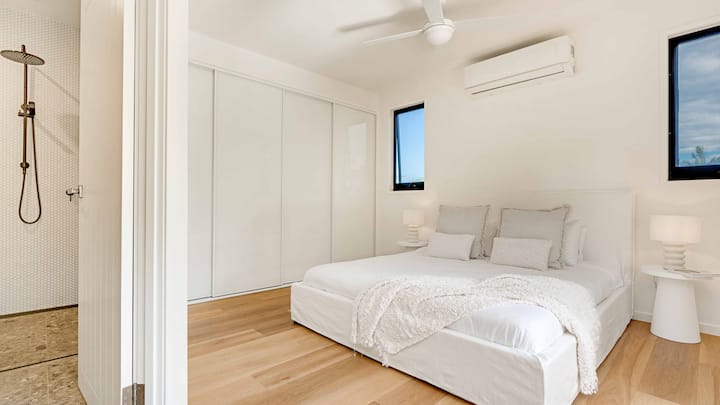 Master King bedroom with smart TV and Ensuite & adjoining door into the 2nd Lounge