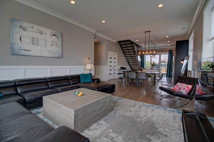 Luxury Penthouse w/ HOT TUB & Amazing Roof Deck gallery image 3