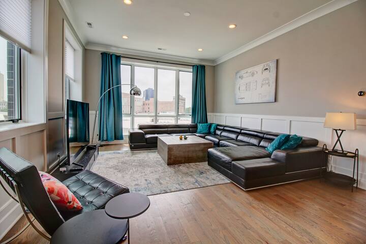 Luxury Penthouse w/ HOT TUB & Amazing Roof Deck gallery image 2
