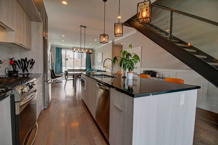 Luxury Penthouse w/ HOT TUB & Amazing Roof Deck gallery image 5