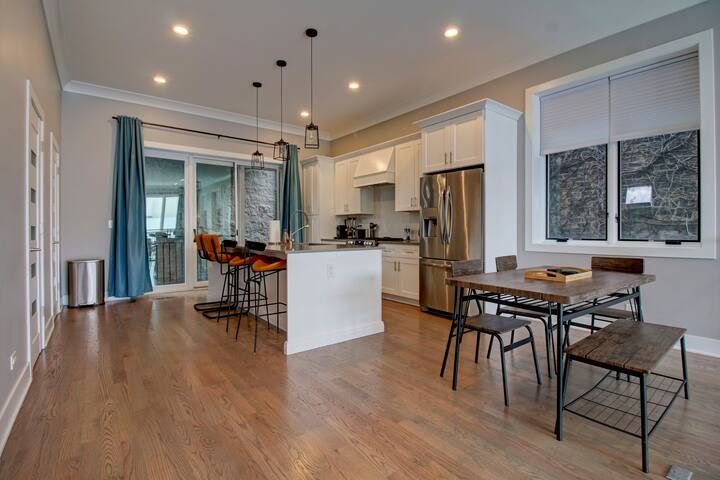 Luxe condo w/ HOT TUB and Amazing Roof Deck! gallery image 5