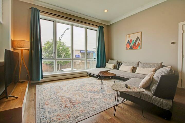 Luxe condo w/ HOT TUB and Amazing Roof Deck! gallery image 4