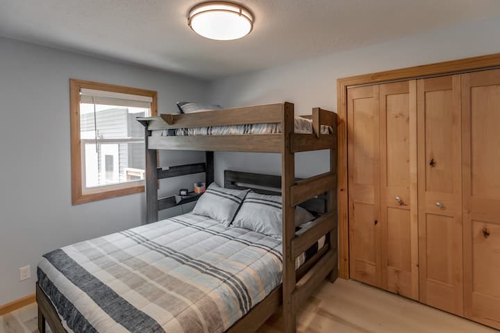 3号卧室双层床上有双层床，上层有双层床