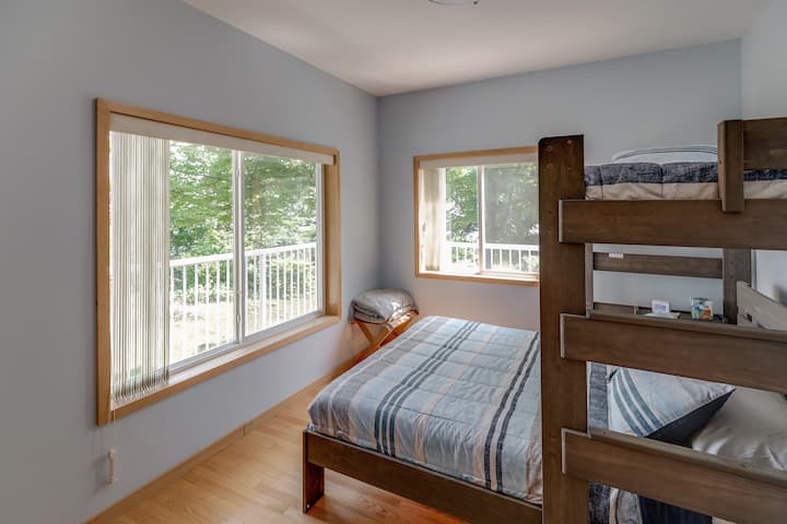 4号卧室双层床上有双层床和书桌海湾，上层有双层床，上层有双层床