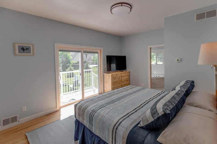 主卧配备加大双人床、独立卫生间、步入式、通往露台的滑动门！