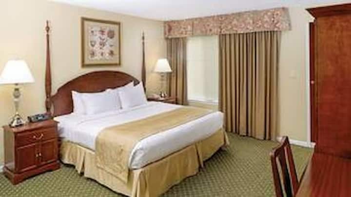 מיטת קינג סייז נעימה בחדר השינה הראשי! The Historic Powhatan Resort