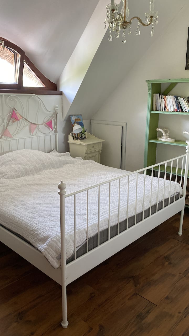 Girl room with 160x200cm mattress