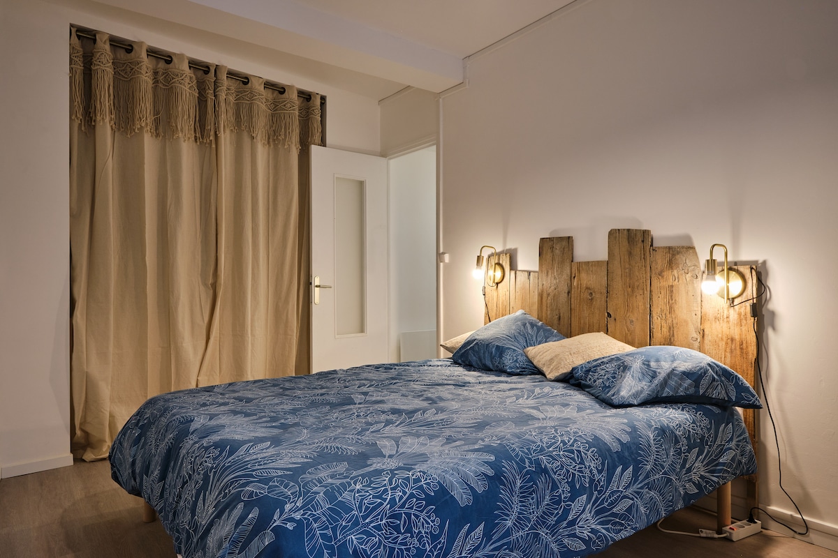 Esta magnífica habitación está decorada en tonos de azul relajantes, creando un ambiente tranquilo y relajante. En el centro de la habitación hay una amplia cama de tamaño 160, que ofrece un espacio cómodo para descansar y recargar energías