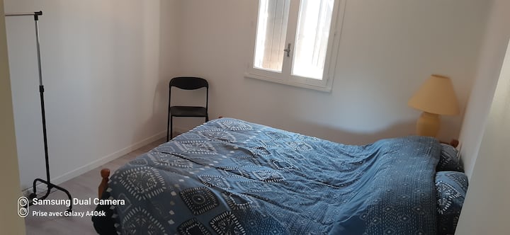 Საძინებელი 2,  საწოლი 140x190 , თეთრეული, ერთადგილიანი თარო 10 საკიდით , 2 ფარდაგი, 2 სკამი, 2 ღამის გასათევი, საწოლთან მდგარი სანათი.