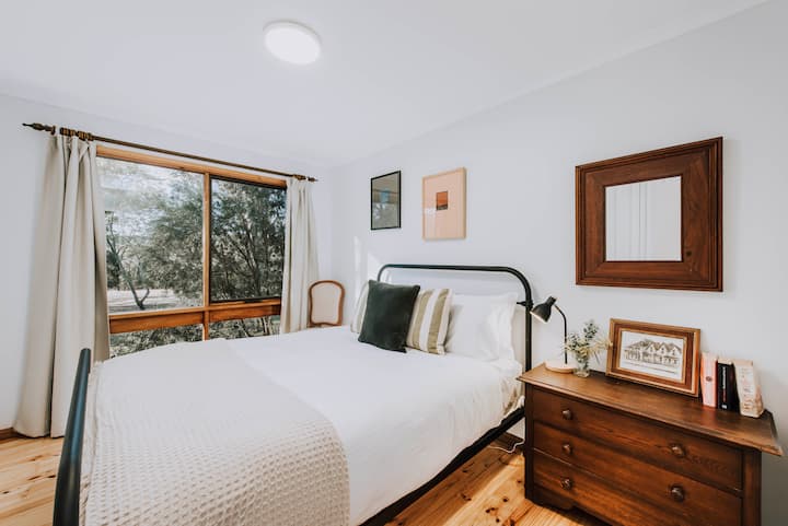 E dekoruar në një stil modern fshati, dhoma e tretë e gjumit ofron një krevat dopio "queen" dhe rroba të integruara.