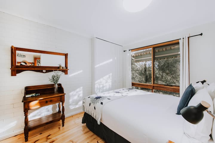 Dhoma e dytë e lehtë dhe e ajrosur ofron një krevat dopio "queen" dhe rroba të integruara, me pamje me gjethe me pamje nga kopshti. 