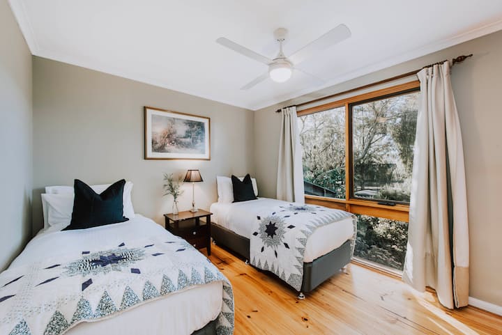 Dhoma e katërt e rregulluar me kujdes përfshin dy krevate tekë dhe një ventilator tavani, me dritare të mëdha që ofrojnë pamje nga oborri i pasmë. 
