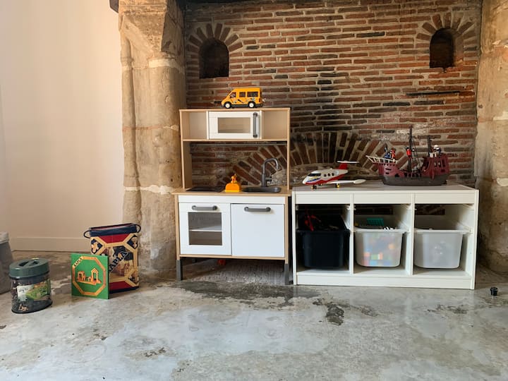 Chambre A "enfants". 17 m²

Nombreux jeux disponibles (cuisine, garage, playmobil etc.)
Vue sur cour végétalisée de la ferme