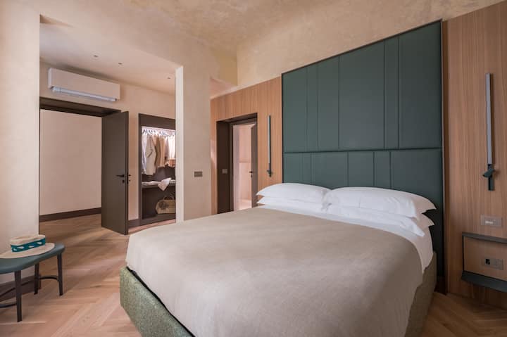 Suita Caterina (Dhoma e gjumit 3): Krevat dopio dhe banjë brenda. Dritarja duket nga oborri privat i apartamentit.