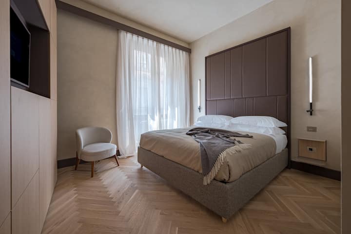 Suita Ginevra (Dhoma e gjumit 4): Krevat dopio dhe banjë brenda. Dritarja duket nga Corso Tintori. Ki parasysh se xhami është me xham të dyfishtë për të parandaluar zhurmën nga jashtë në rrugë.