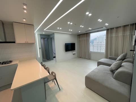 Cozy space, 3 rooms, 2 bathrooms, 3 minutes walk from Bucheon Station, 2 queen beds, parking availab