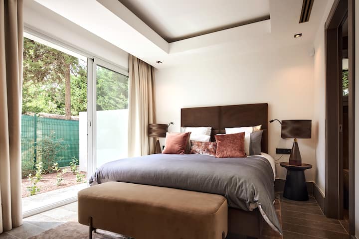 Климатизирана стая с излаз към градината