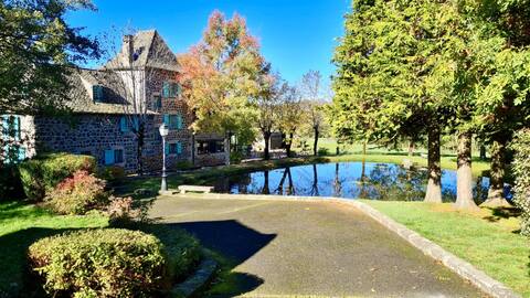 Beautiful home with large park, river and jacuzzi