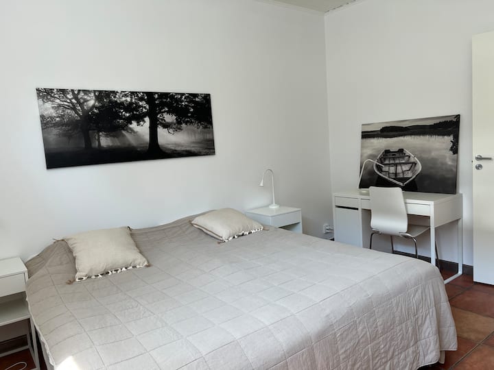 Chambre 2 avec 2 lits de 90 cm, bureau et beaucoup de placards.