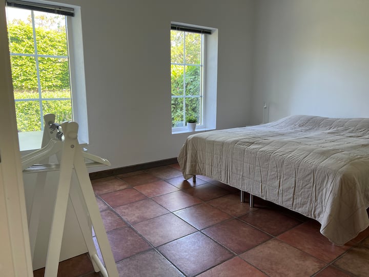 Chambre 1 avec lits de 2 x 90 cm. Armoires et commode !