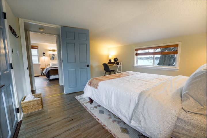 Nyumba ya shambani A : Chumba kingine cha kulala chenye mwonekano na kitanda cha malkia. Chumba hiki cha kulala kina bafu la ndani. 