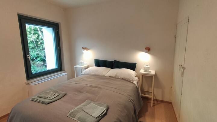 Chambre avec vue sur cour intérieure, lit à la française (140 cm) 