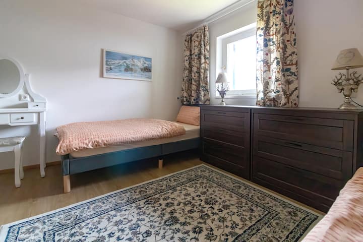 Dormitorio con dos camas individuales.