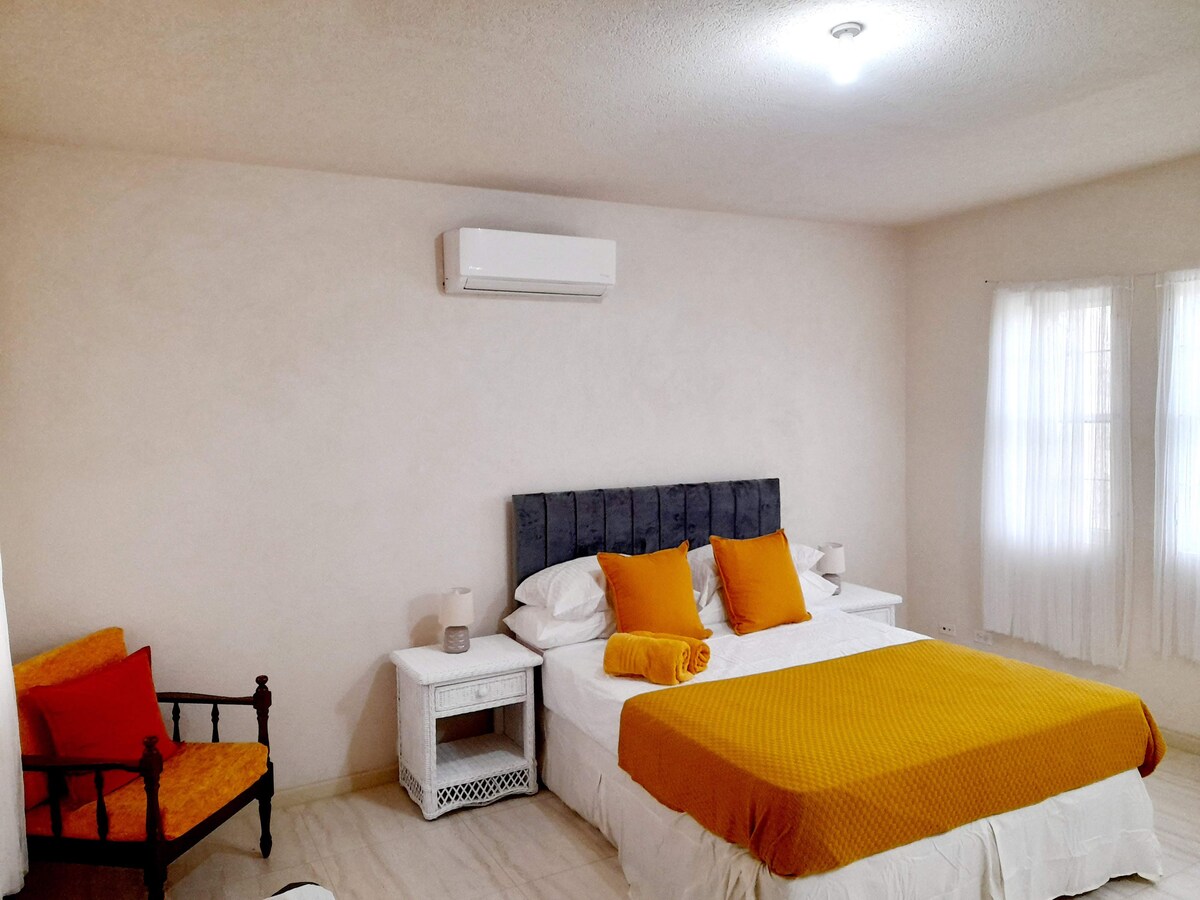 Спална соба бр. 1 опремена со кревет во целосна големина.