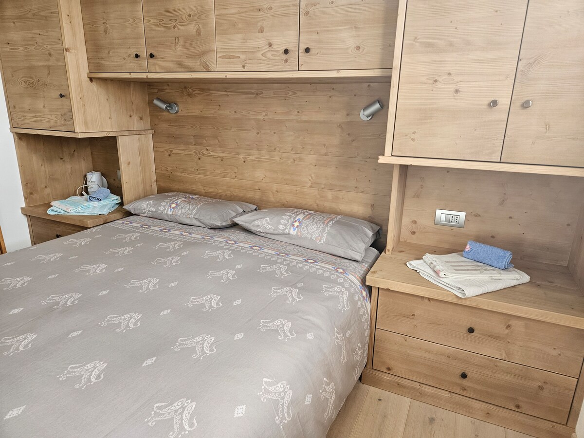 Ორადგილიანი საწოლი კარადებითა და უჯრებით, რომლებიც დაბლა სტუმრებისთვისაა ხელმისაწვდომი